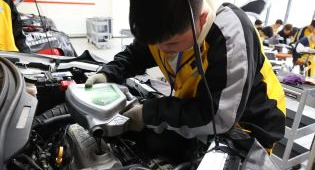 轉(zhuǎn)行創(chuàng)業(yè)必看!成年人適合學(xué)新能源汽車技術(shù)嗎?