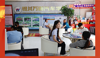 新生報名現場火熱,提前擇校掌握主動權