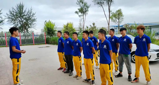 萬通少年,你們?nèi)褙炞⒌臉幼诱娴某? /></a>
								</div>
								<div   id="jrtfhvt"   class="txt">
									<h3><a href="/website/news/xyxw/1169.html" target="_blank"></a>萬通少年,你們?nèi)褙炞⒌臉幼诱娴某?/h3>
									<div   id="vblprpd"   class="tip">
										<span><i class="iconfont"></i>來源 : 銀川萬通汽車學(xué)校</span>
										<span><i class="iconfont"></i>
											時間 :2023-10-25
										</span>
									</div>
									<p>深秋的晨風(fēng)略帶寒意但寒冷的天氣敵不過萬通學(xué)子的熱情每天早上晨訓(xùn)集合完畢一聲聲洪亮的班級口號聲一個個鏗鏘有力的晨跑步伐向大家展示著這個年紀(jì)獨有的青春活力聰敏在于勤奮,天才在于積累恰同學(xué)少年,風(fēng)華正茂銀川萬通的實訓(xùn)課堂上同學(xué)們熱情滿滿用雙手反復(fù)觸摸每一個配件的輪廓將它們的形狀牢記于心一遍又一遍地重復(fù)著實</p>
									<a href="/website/news/xyxw/1169.html" target="_blank"
										class="btn-read">閱讀全文<i></i></a>
								</div>
							</li>
							
							<li>
								<div   id="hfxztbz"   class="pic">
									<a href=
