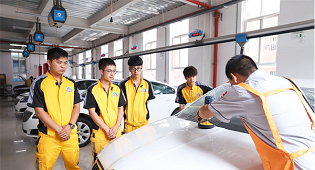 想轉(zhuǎn)行創(chuàng)業(yè)，他們?yōu)槭裁炊歼x擇學(xué)汽車美容技術(shù)！