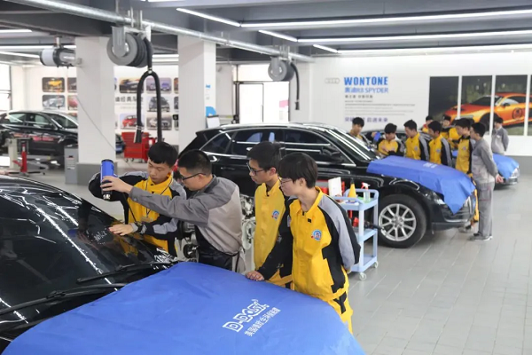 學汽車美容，是找師傅學還是去專業汽車學校