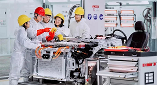新能源汽車新增職位同比上升近80%!平均年薪同比上漲超40%!
